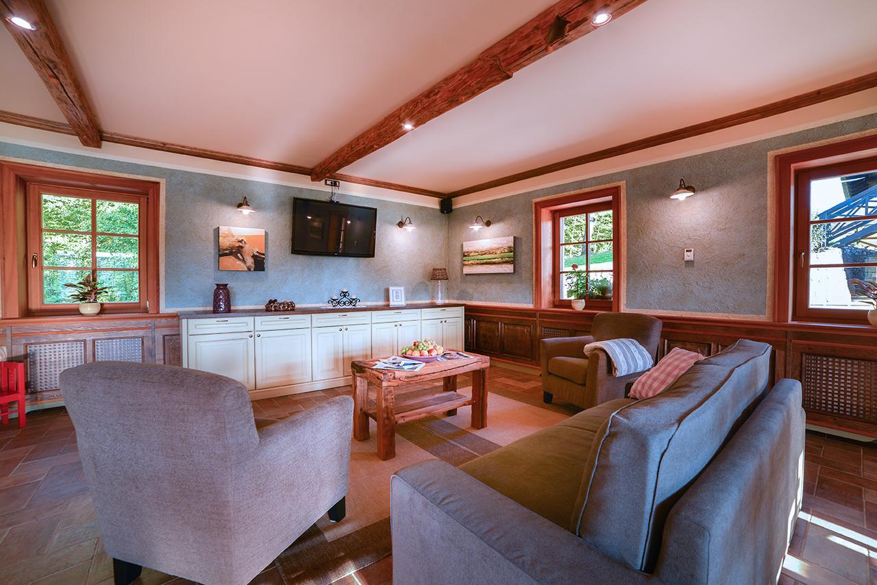 Villa Les With Hot Tub & Sauna Brežice エクステリア 写真