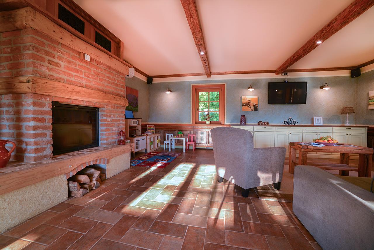 Villa Les With Hot Tub & Sauna Brežice エクステリア 写真